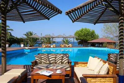KAMARI BEACH HOTEL