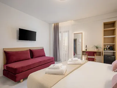 Miss Marrone City Hotel