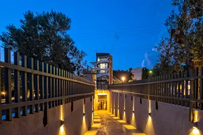 LAGOMANDRA BEACH & SUITES