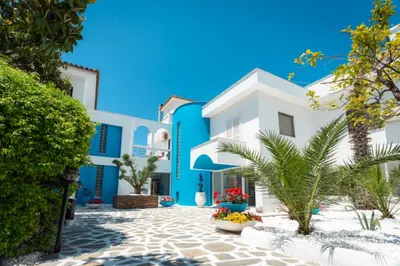 KAMARI BEACH HOTEL