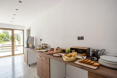 NIKOS BnB