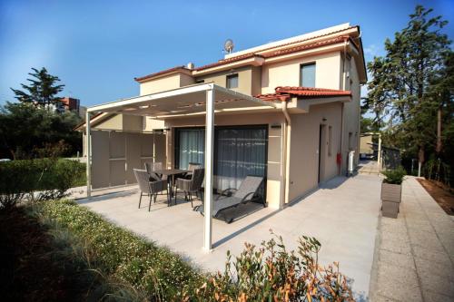 8 Boutique Suites
