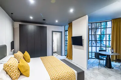 33 Solonos Suites