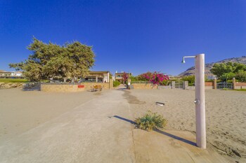 Amaryllis Beach Front Hotel