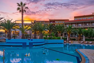 LAGOMANDRA BEACH & SUITES