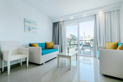 Palapart Gikas Studios and Suites