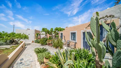 Golden Bay Apartments-Garden Haven