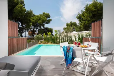 LAGOMANDRA BEACH & SUITES