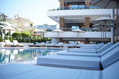 Agnes Deluxe Hotel