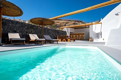 Karpimo & Fertimo Suites Santorini