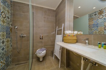 Amaryllis Beach Front Hotel