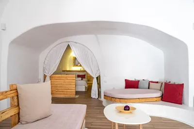 Karpimo & Fertimo Suites Santorini
