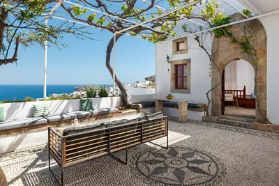 Arte Lindos Suites