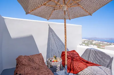 Luna Santorini Suites