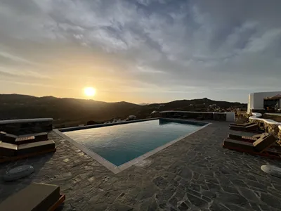 Thronos Suites