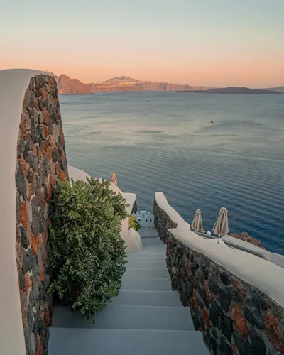 Pezoules of Oia