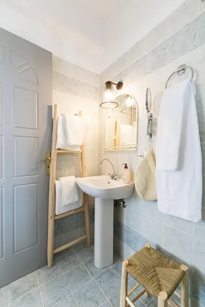 Evi Rooms