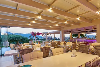 Golden Bay Apartments-Garden Haven