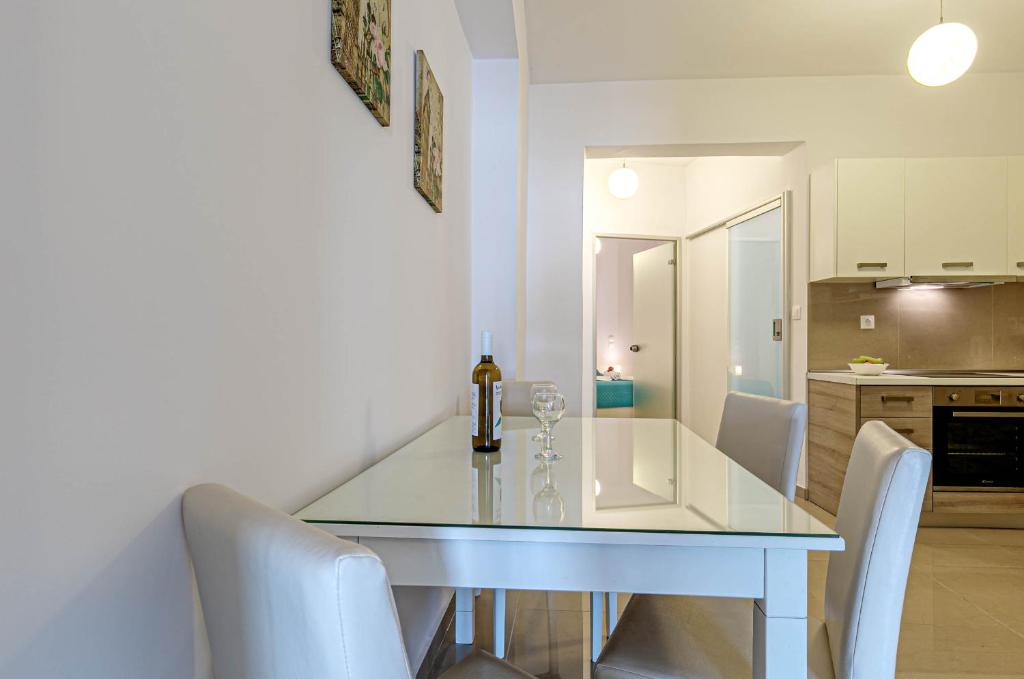 Palapart Gikas Studios and Suites