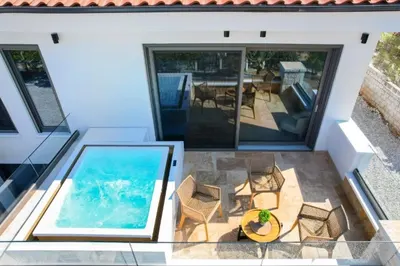 Essentia Luxury