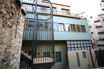 Living Yard Acropolis