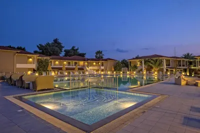 LAGOMANDRA BEACH & SUITES