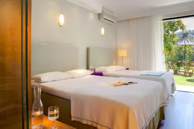 KAMARI BEACH HOTEL