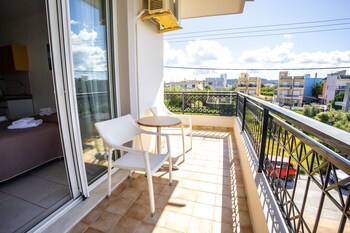 Johnhara Studios & Apartments