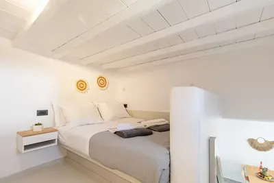Ivi Mykonean Suites
