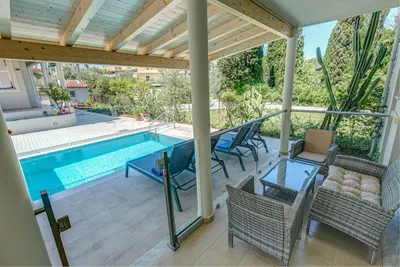 Palapart Gikas Studios and Suites