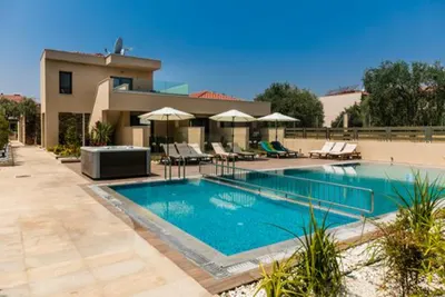 Notos Deluxe Suites