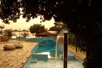 KAMARI BEACH HOTEL
