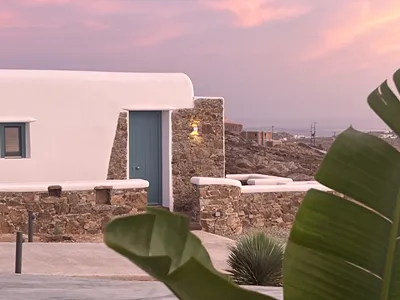 Thronos Suites