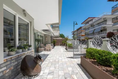 Ouzas Luxury Hotel