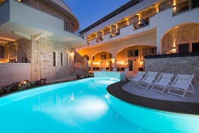 Neikos Luxury Suites