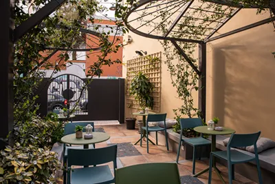 Living Yard Acropolis
