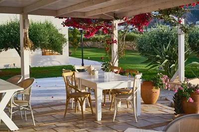 Golden Bay Apartments-Garden Haven