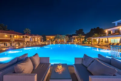 LAGOMANDRA BEACH & SUITES