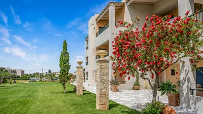 Golden Bay Apartments-Garden Haven