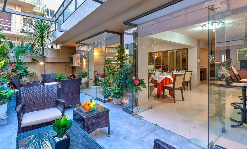 Leonidas Apartments