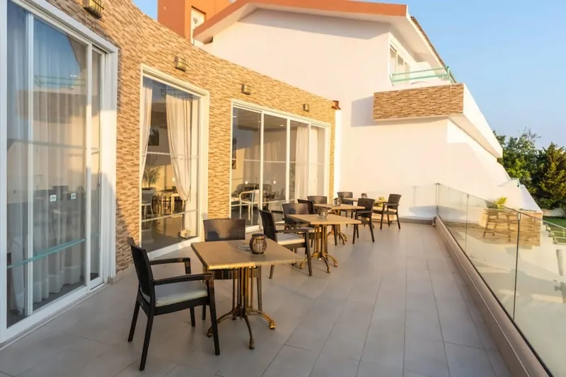 Adelais Bay Hotel