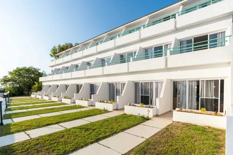 Adelais Bay Hotel