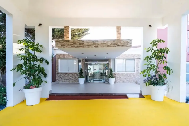 Adelais Bay Hotel